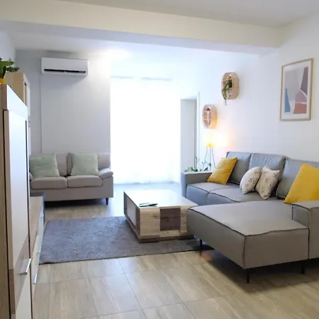 With 3 Bedrooms And Free Private Parking Pula