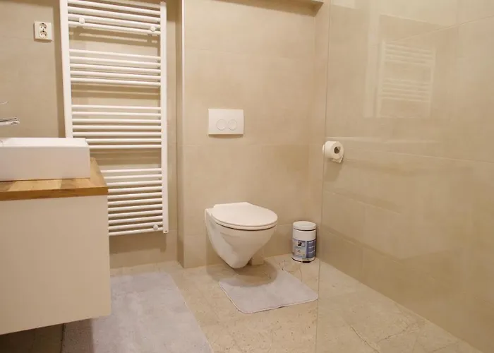 With 3 Bedrooms And Free Private Parking דירה