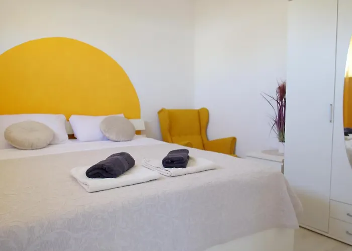With 3 Bedrooms And Free Private Parking דירה *