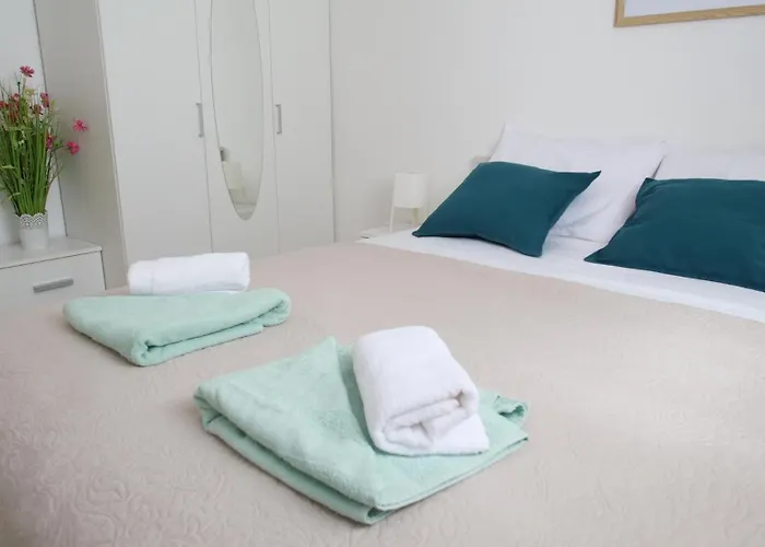 With 3 Bedrooms And Free Private Parking דירה פולה