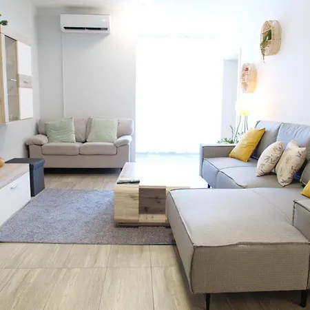 Spacious With Free Private Parking *