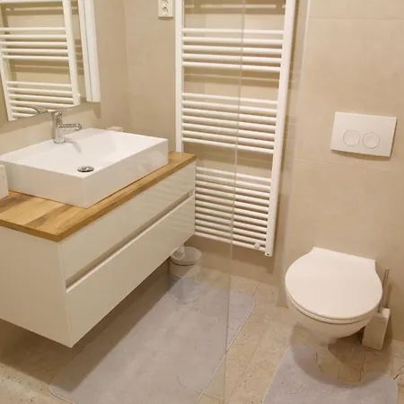 Spacious With Free Private Parking *