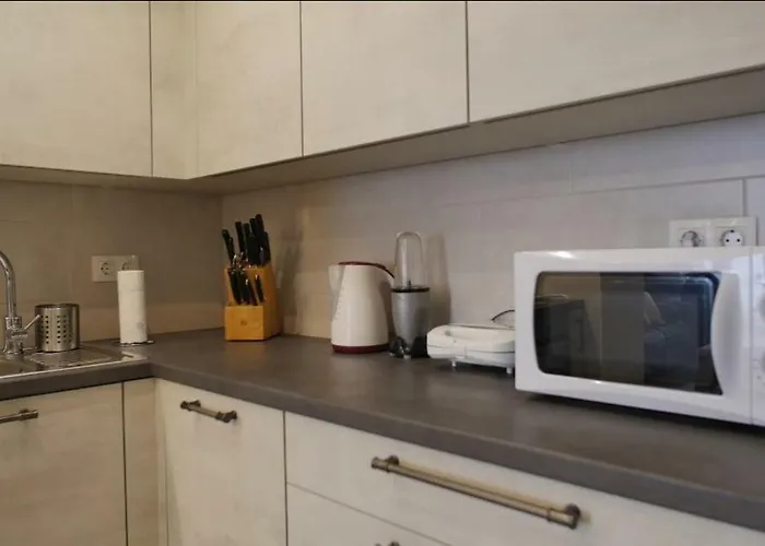 With 3 Bedrooms And Free Private Parking * Pula