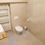 With 3 Bedrooms And Free Private Parking Πούλα
