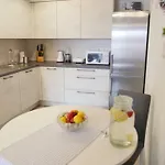 With 3 Bedrooms And Free Private Parking Διαμέρισμα Πούλα