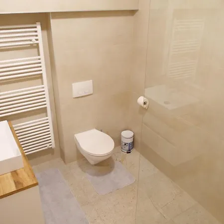 With 3 Bedrooms And Free Private Parking Pula