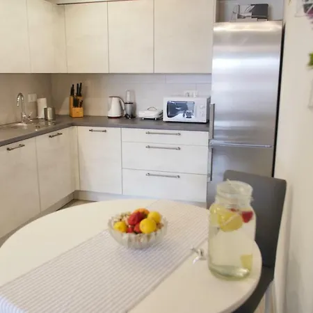 Spacious With Private Parking Apartment Pula