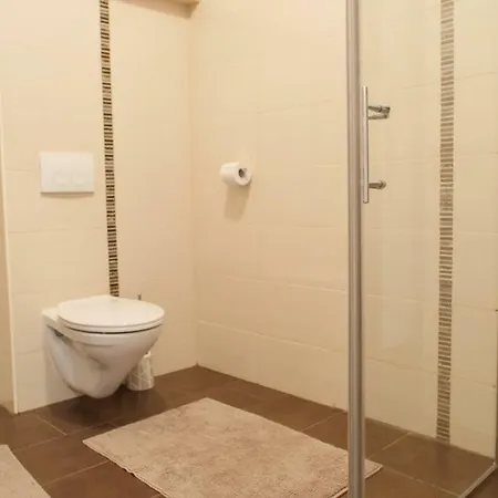Spacious With Private Parking Apartment *