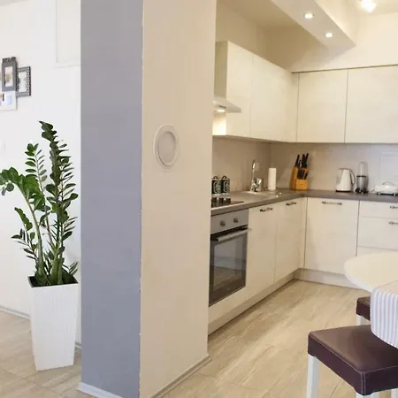 Apartment With 3 Bedrooms And Free Private Parking *