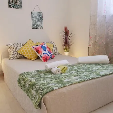 Spacious With Private Parking Apartment Pula