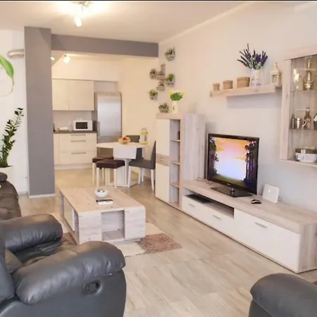 Spacious With Private Parking Apartment Pula