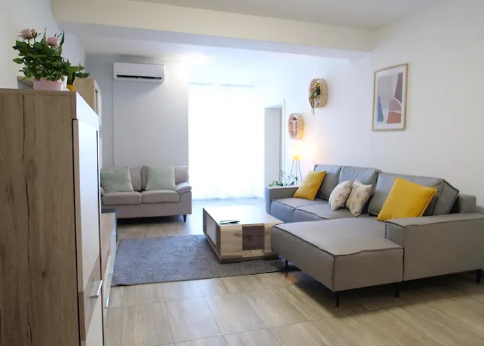 With 3 Bedrooms And Free Private Parking 풀라