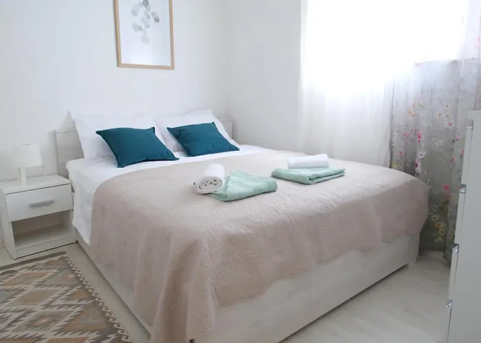아파트 With 3 Bedrooms And Free Private Parking 풀라