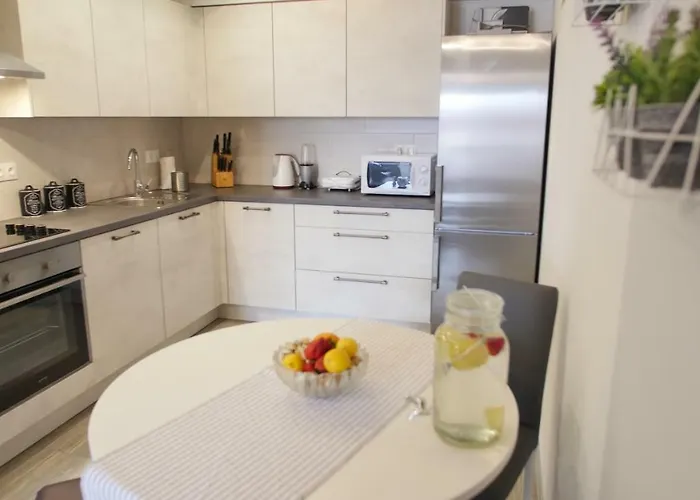 With 3 Bedrooms And Free Private Parking 아파트 풀라