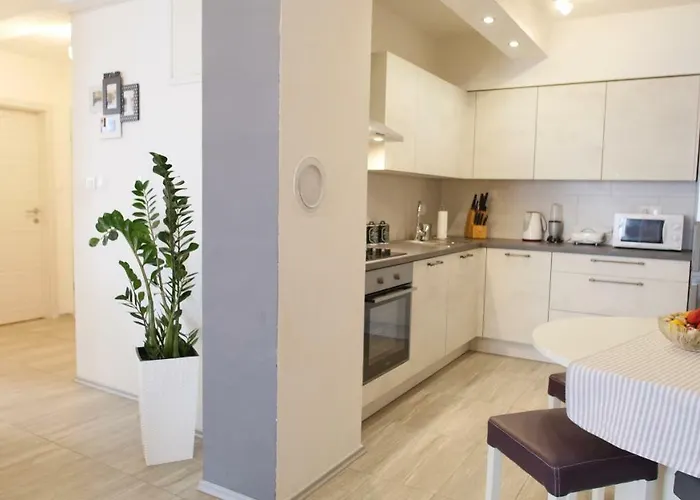아파트 With 3 Bedrooms And Free Private Parking *